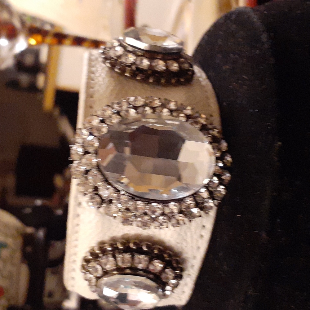 WHITE LEATHER CUFF WITH THREE STATIONS STONES BENDABLE CUFF